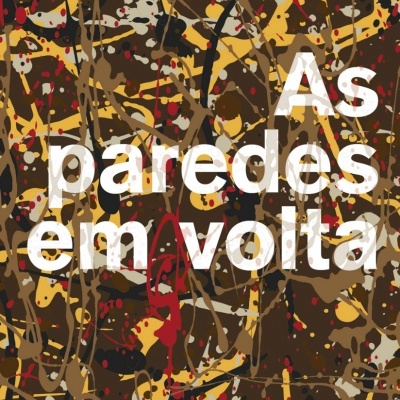 Capa do livro 'As paredes em volta' com fundo abstrato colorido e texto branco
