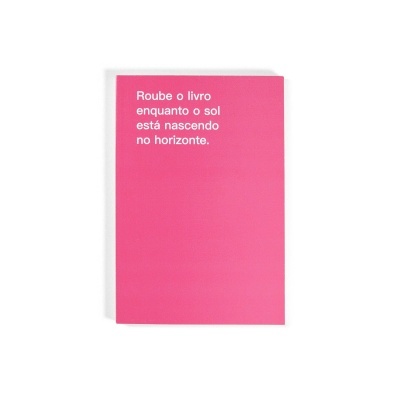 Livro com capa rosa forte e texto branco em português.