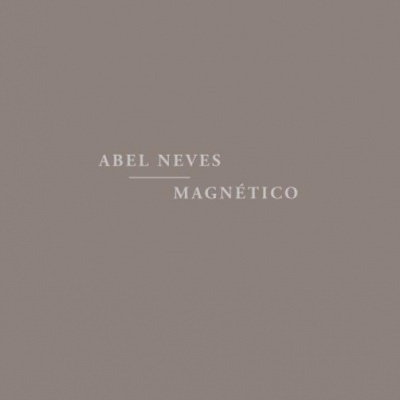 Fundo castanho com texto ABEL NEVES MAGNÉTICO em branco.