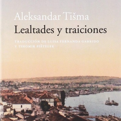 Capa de livro Lealtades y traiciones de Aleksandar Tišma com imagem de cidade costeira