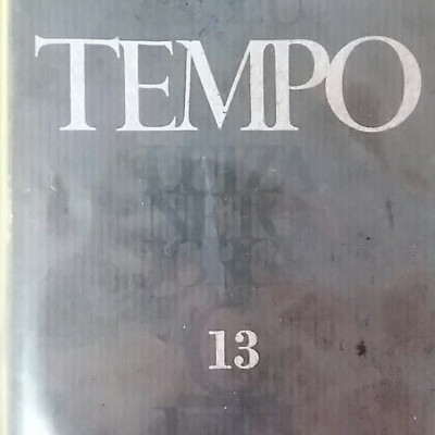 Capa cinza e preta de livro com texto branco da Colecção Poesia e Ensaio, título TEMPO, número 13 e Editora Ulisseia.