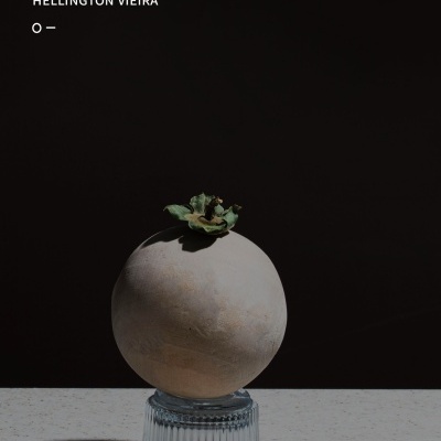 Máscara protetora respiratória preta com filtros laterais transparentes