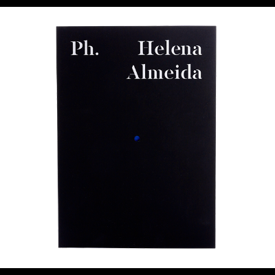 Livro com capa preta e título branco Ph. Helena Almeida