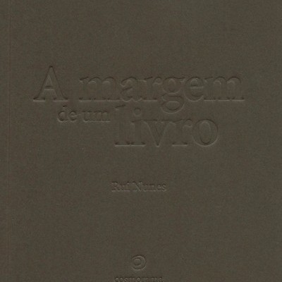 Capa de livro castanha escura com texto em relevo 'A margem de um livro', autor Rui Nunes e logo da editora Cosmopolita.