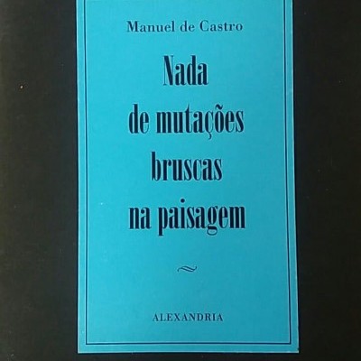 Livro com capa preta e rótulo azul com texto em português.