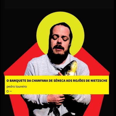 Homem com casaco cinza segurando peixe com fundo geométrico e texto amarelo.