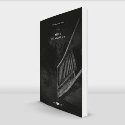 Livro preto com escada antiga em capa