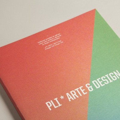 Livro com capa em tons degradê vermelho a verde com texto branco