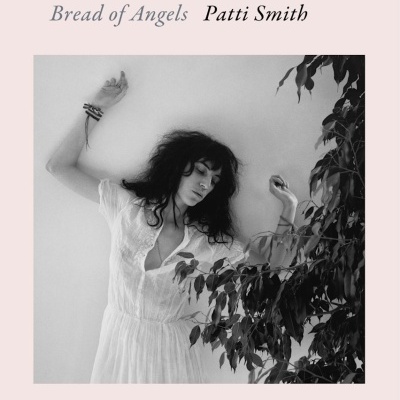 Capa de livro Bread of Angels de Patti Smith com foto a preto e branco de mulher com vestido branco