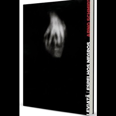 Capa de livro preta com mão branca desfocada e texto vertical no lado direito