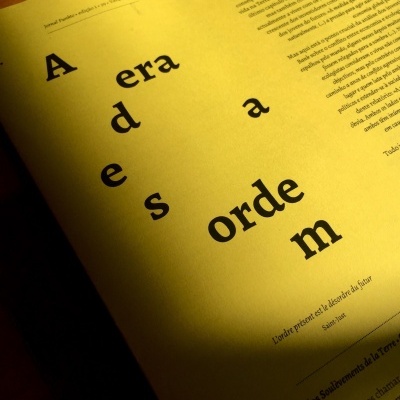 Página de livro amarela com texto em preto e palavras dispersas