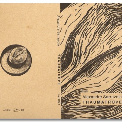 Capa de livro com chapéu desenhado e padrão abstrato