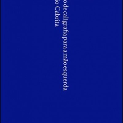 Capa azul de livro com texto branco vertical