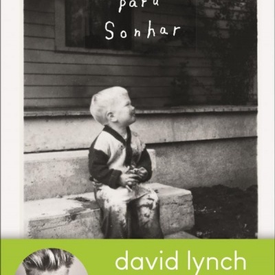 Capa do livro Espaço para Sonhar de David Lynch com fotografia a preto e branco de criança sentada numa escada.