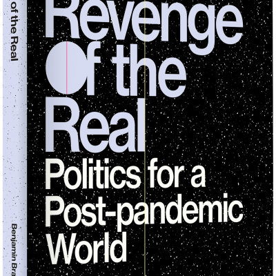 Capa do livro 'The Revenge of the Real Politics for a Post-pandemic World' de Benjamin Bratton em fundo preto pontilhado