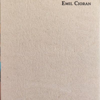 Capa de livro castanha com título e autor em preto no canto superior direito