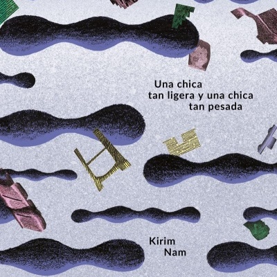 Imagem de fundo azul claro com manchas pretas e cadeiras coloridas flutuantes com texto em espanhol.