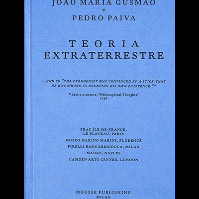 Capa azul de livro com texto preto sobre teoria extraterrestre