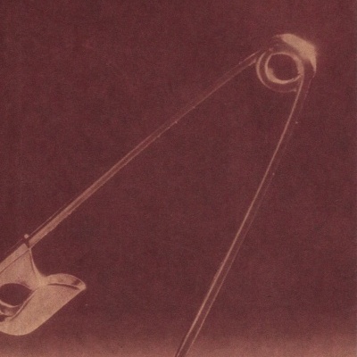 Capa de livro castanha com título e autor em letras brancas e douradas, ilustração de mola de metal.