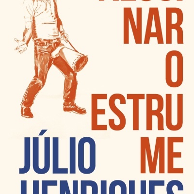 Capa de livro com ilustração de homem com megafone e texto ALUCINAR O ESTRUME JÚLIO HENRIQUES.
