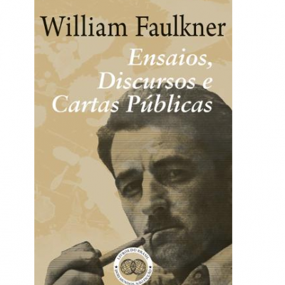 Capa de livro 'Ensaios, Discursos e Cartas Públicas' de William Faulkner com foto de homem a fumar cachimbo