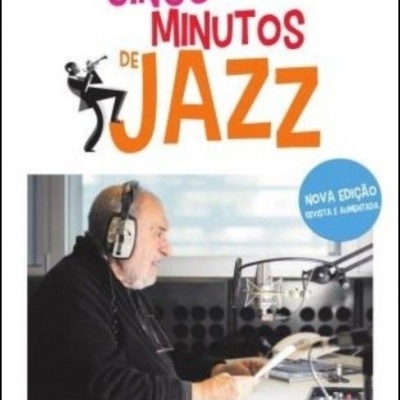 Capa do livro Cinco Minutos de Jazz de José Duarte com homem em estúdio e selo Nova Edição