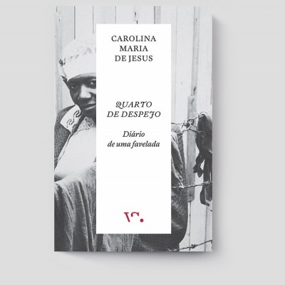 Capa do livro Quarto de Despejo de Carolina Maria de Jesus com foto em preto e branco