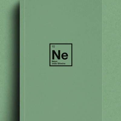 Caderno verde com símbolo e texto preto no centro da capa