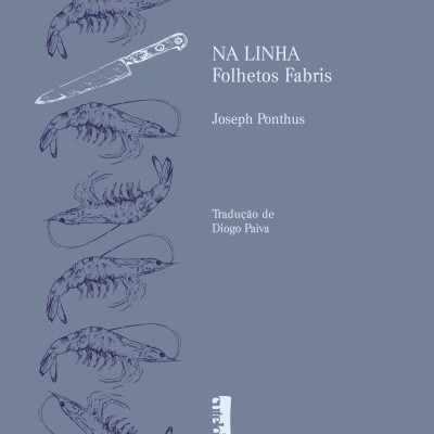 Capa de livro azul com camarões desenhados e texto branco