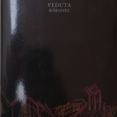 Capa castanho escuro de livro com texto e desenho rabiscado colorido