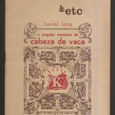 Capa de livro em papel bege com texto e desenho ornamentado em vermelho e castanho.