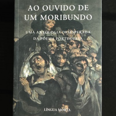 Capa de livro com título AO OUVIDO DE UM MORIBUNDO e ilustração de várias figuras humanas em tons escuros