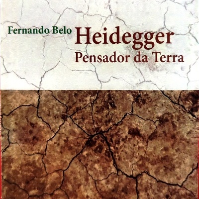 Capa de livro com textura de terra seca e rachada com título e autor impressos.