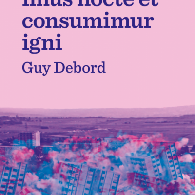 Capa de livro rosa com texto azul e imagem de prédios a desabar em névoa colorida.