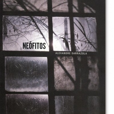 Capa de livro com imagem de janela antiga em preto e branco e texto NEÓFITOS, ALEXANDRE SARRAZOLA