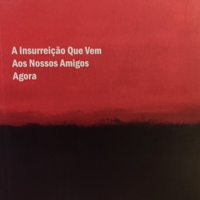 Capa de livro vermelho e preto com texto em branco Comité Invisível