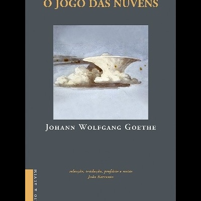 Capa de livro 'O JOGO DAS NUVENS' com imagem de nuvens e texto em prata e dourado