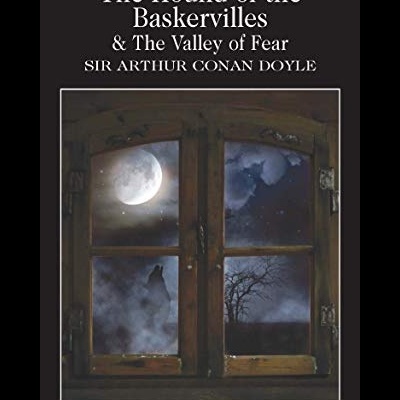 Capa de livro 'The Hound of the Baskervilles & The Valley of Fear', janela antiga com lua, nevoeiro, lobo e árvore seca
