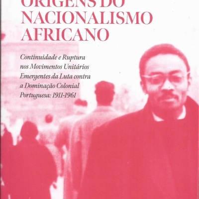 Capa de livro 'Origens do Nacionalismo Africano' com fotografia de várias pessoas e um homem com óculos em primeiro plano