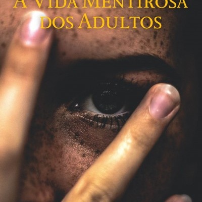 Capa de livro mostrando um rosto com sardas e uma mão com anéis prateados