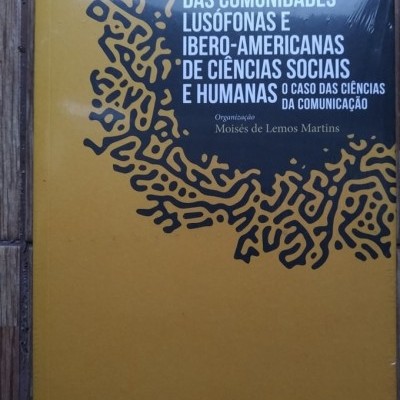 Livro amarelo e preto com título em branco sobre internacionalização das comunidades lusófonas