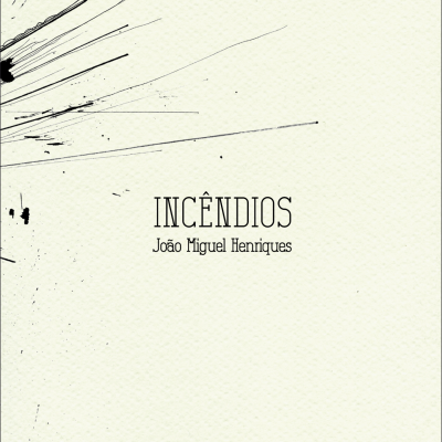 Capa de livro branca com manchas pretas e texto 'INCÊNDIOS João Miguel Henriques'