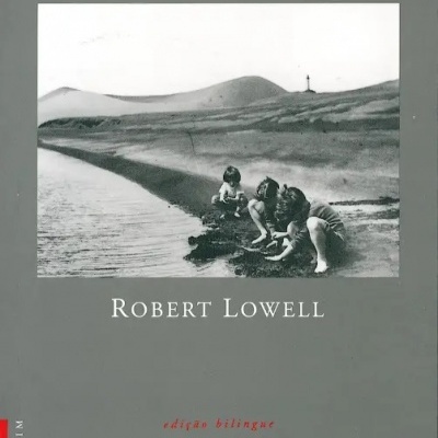 Capa de livro cinzenta com título vermelho, foto a preto e branco de três pessoas junto a lago, nome autor branco