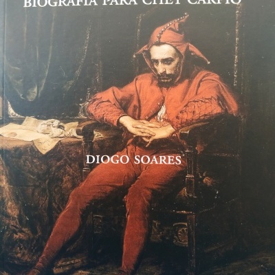 Capa de livro com homem vestido de bobo da corte sentado