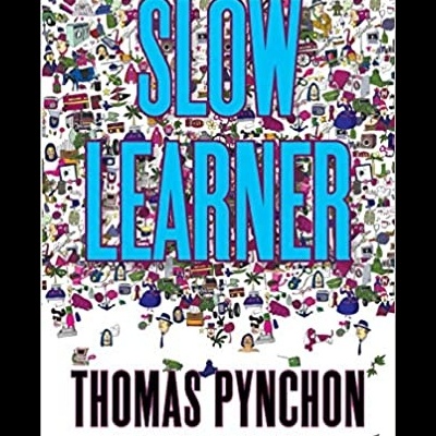 Capa do livro Slow Learner de Thomas Pynchon com letras azuis e pretas e fundo branco ilustrado