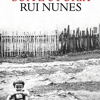 Capa de livro com título SUÍTE e FÚRIA RUI NUNES e foto a preto e branco de criança em terreno árido