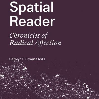 Capa de livro Slow Spatial Reader cor roxa com texto branco