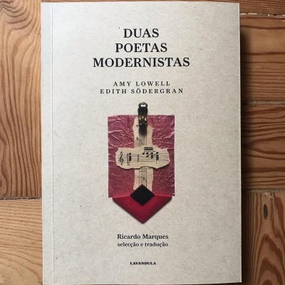 Livro DUAS POETAS MODERNISTAS com capa branca e ilustração de papel musical preso por alfinete