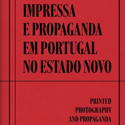 Capa de livro vermelha com texto em português e inglês sobre fotografia impressa e propaganda no Estado Novo.