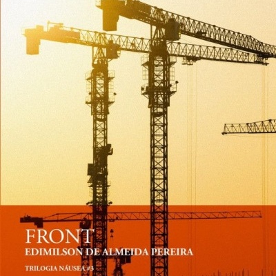 Capa de livro com gruas de construção ao pôr do sol e texto do título e autor
